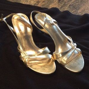 Womens dress sandals 8.5 in gold tone